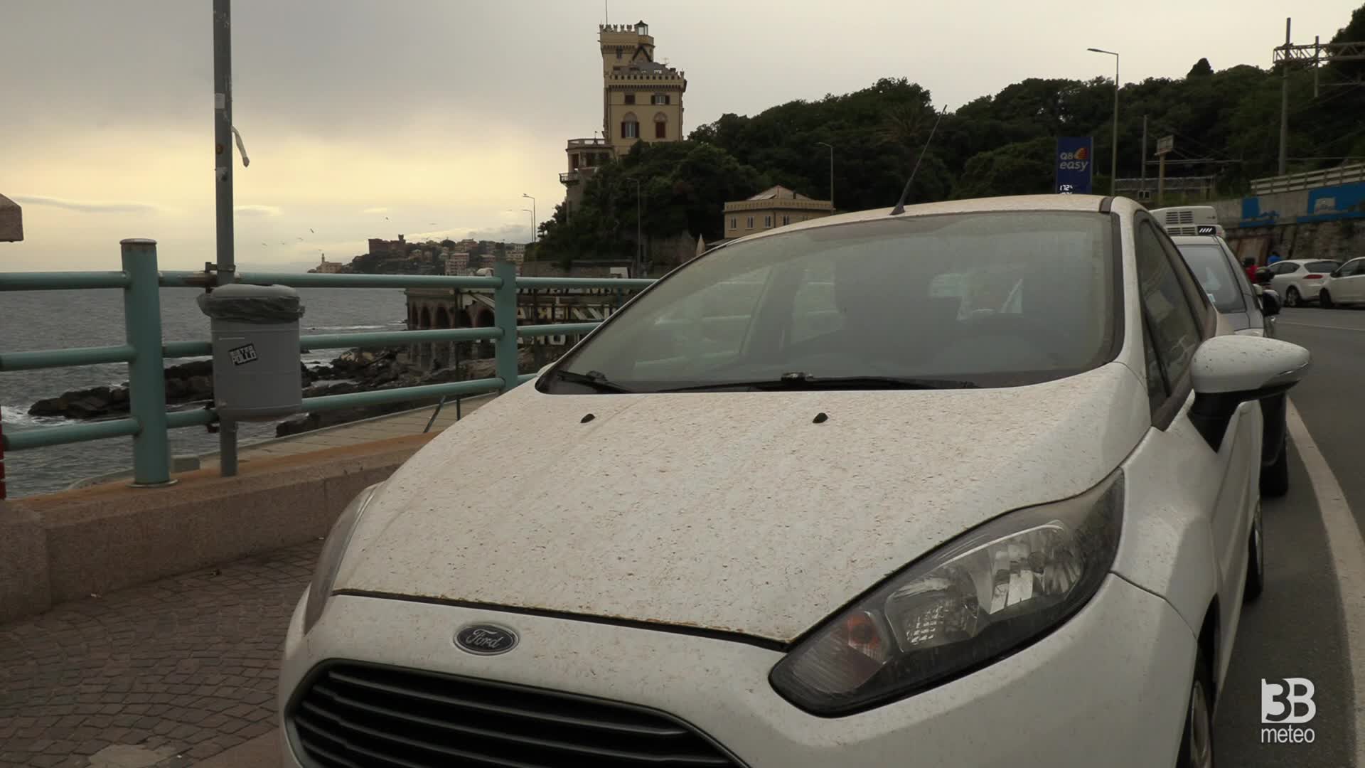Genova, tanta sabbia del Sahara su auto e moto: code all'autolavaggio: 