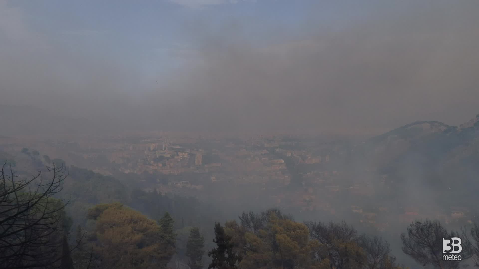 Palermo, città avvolta dal fumo: vista da Bellolampo dall'alto
