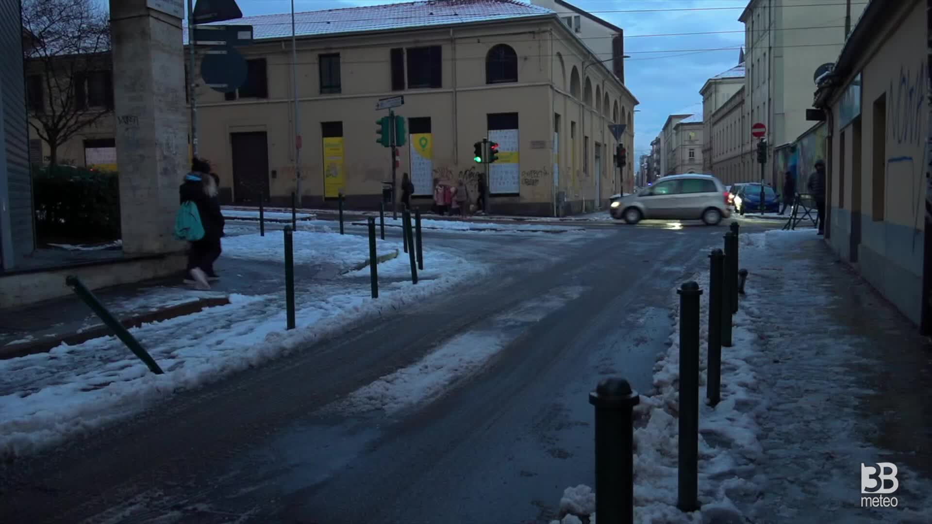 Torino, la mattina dopo la neve: scivoloni e pupazzi di neve