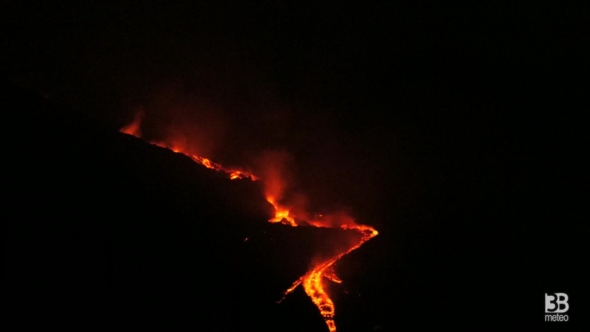 Etna, eruzione nella notte: tremore continua a salire