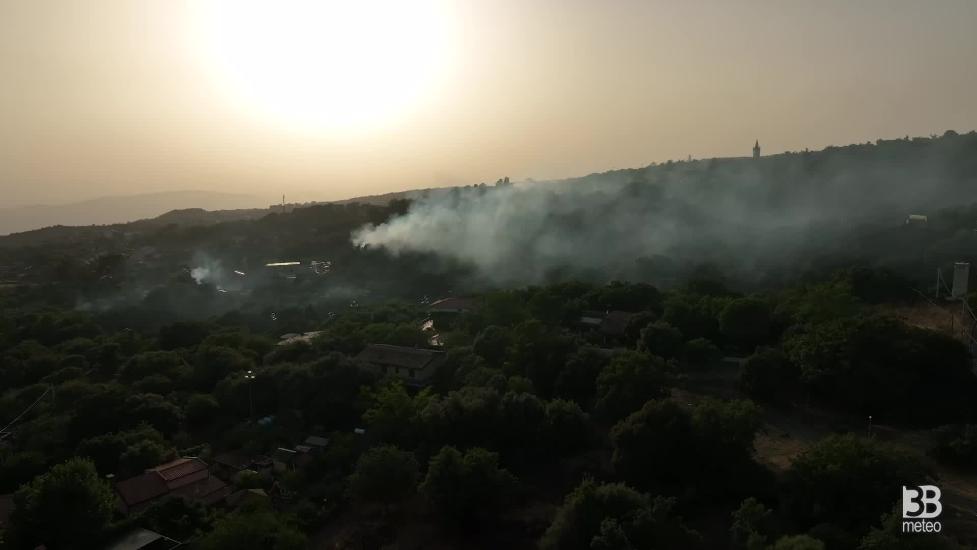 Emergenza incendi in Sicilia. Ragalna, focolai ancora attivi: le immagini dal drone. Video