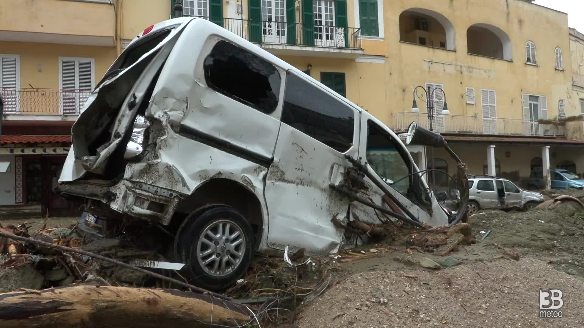 Ischia, auto trascinate ovunque: scene di devastazione