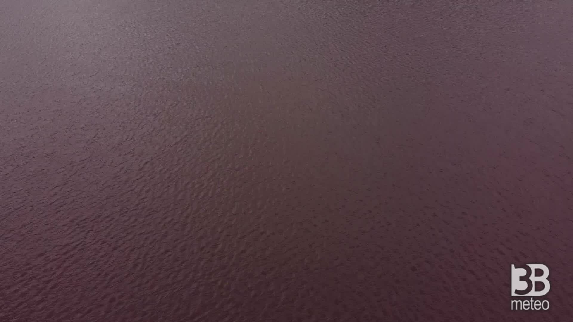 Il lago d Averno diventa rosso: le immagini dal drone