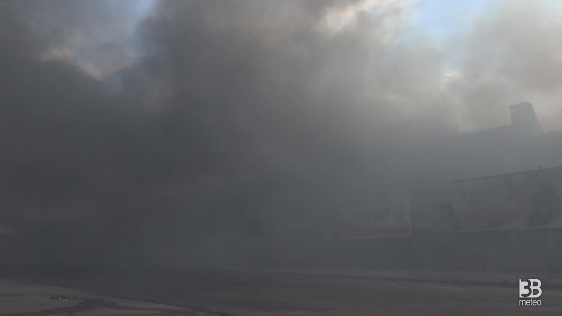 Incendio campo rom Gianturco: quartiere avvolto dal fumo
