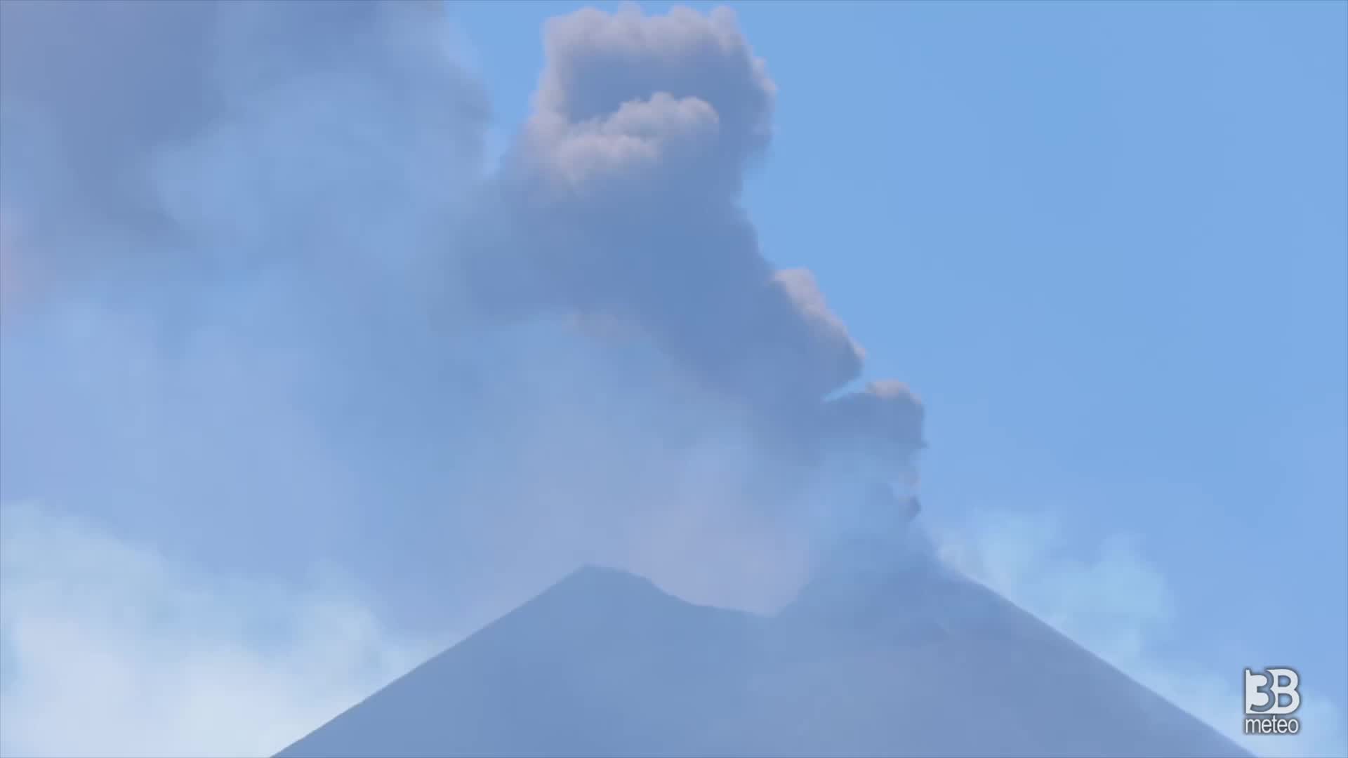 Cronaca meteo video: Etna, emissione fumo in aumento: livello allerta diventa giallo