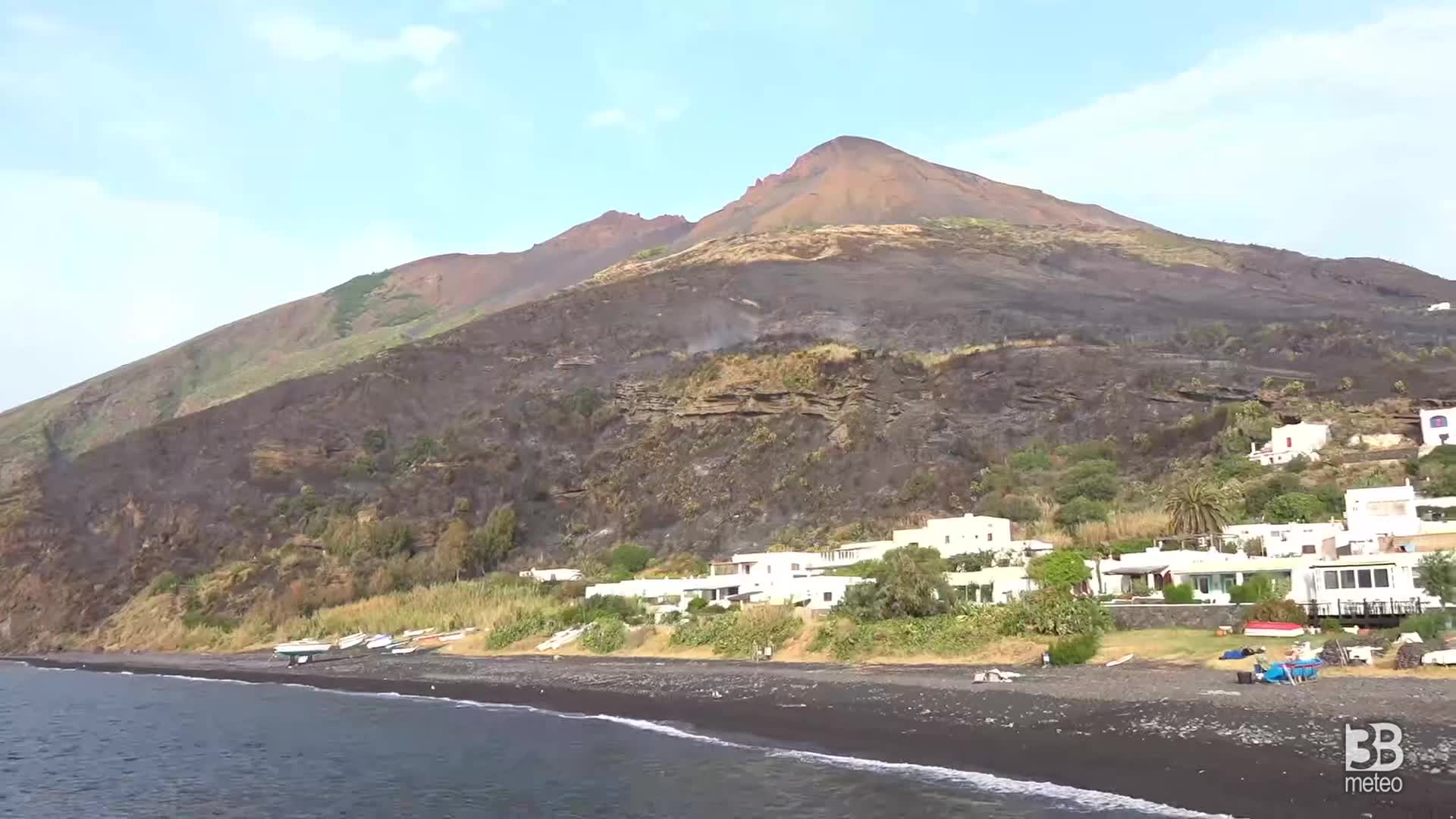 Cronaca diretta - Incendio a Stromboli: canadair a lavoro per bonifica - Video