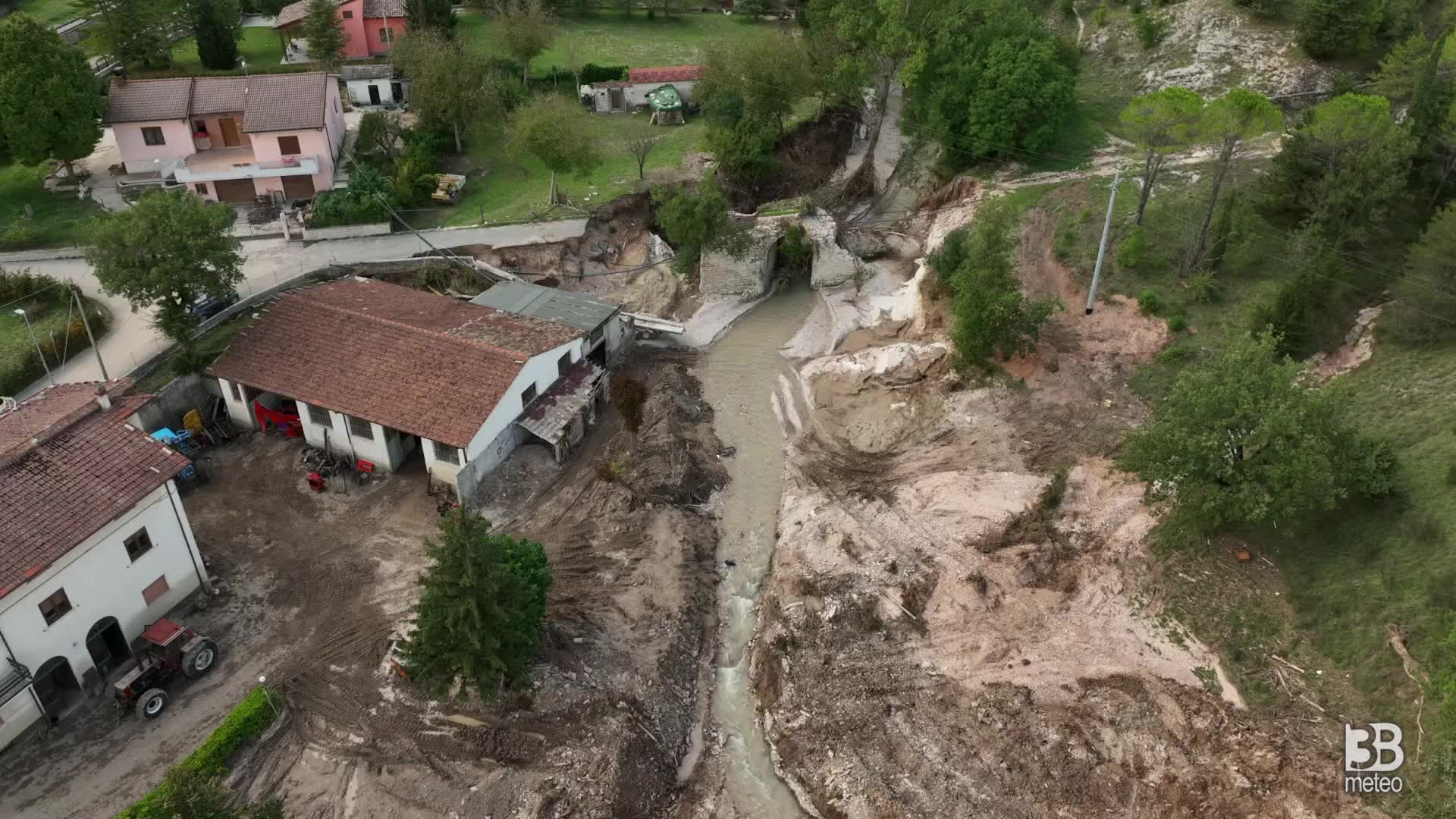Immagine 1:Cronaca meteo alluvione Marche - Monterosso Stazione dal drone: ponti crollati e gravi danni - VIDEO