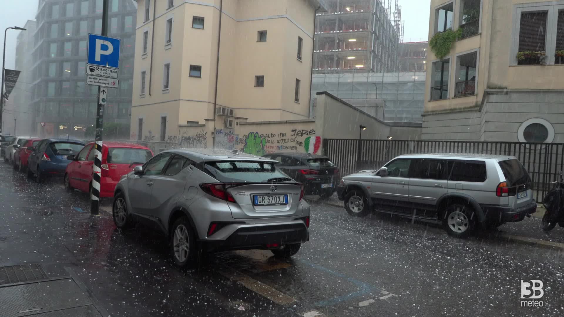 Forte grandinata su Milano, auto segnate da chicchi: 