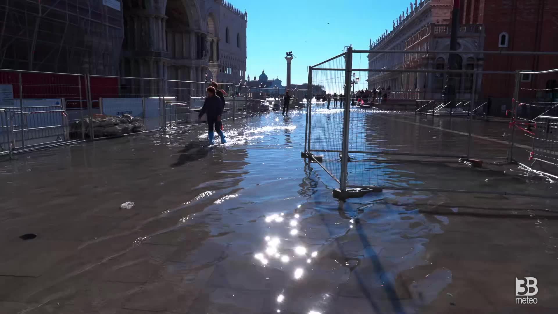 meteo-acqua-alta-paratie-basilica-le-barriere-proteggono-san-marco